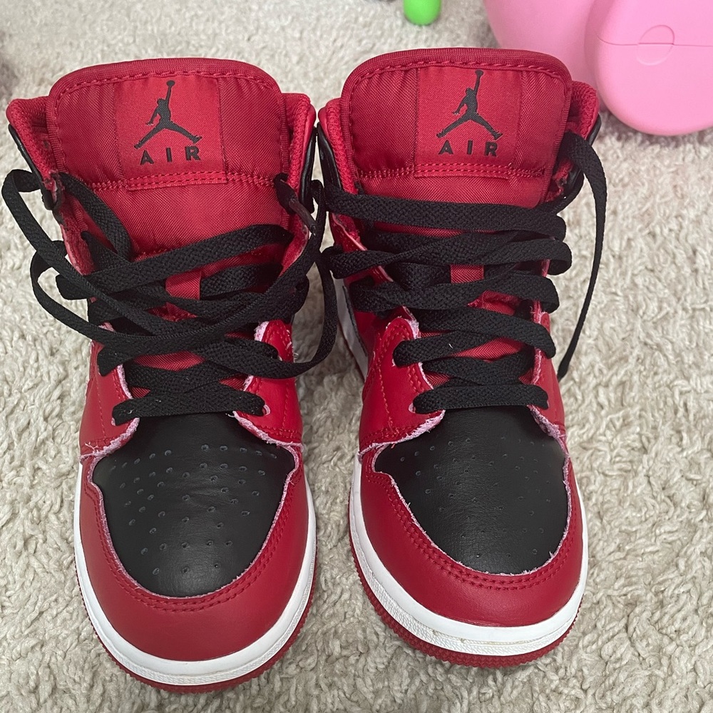 Jordan 1 Red,black and white